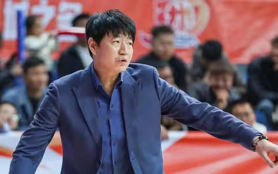 CBA又闹大笑话，裁判肆无忌惮太嚣张，逼得翻译扇嘴巴还被罚