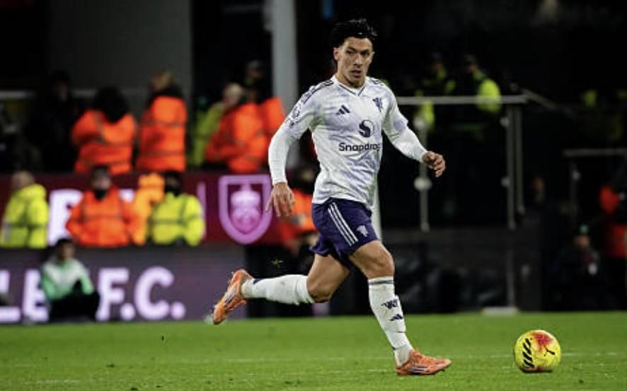 内维尔：杰登安东尼的射门很精彩，不明白利马那时在做什么