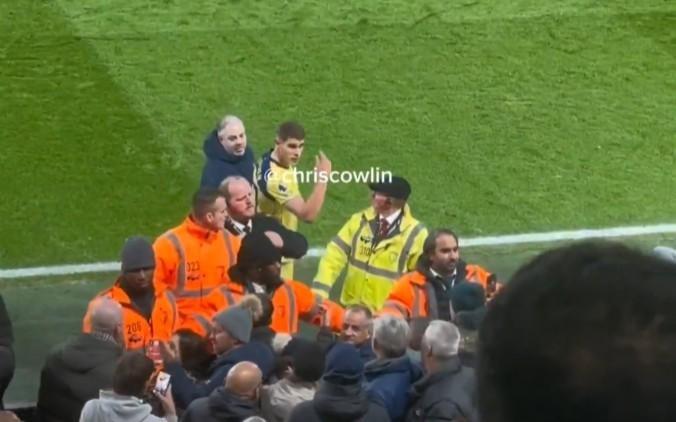 范德芬、波罗赛后疑似和球迷起冲突，最终被热刺工作人员拖走