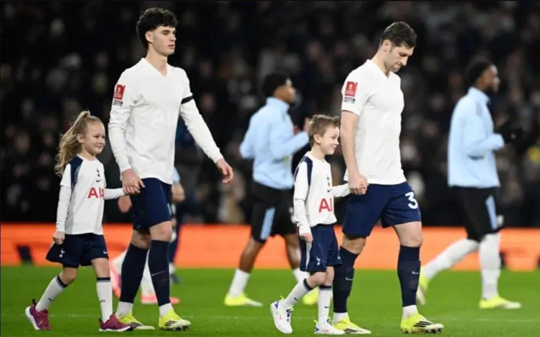 纪念俱乐部首夺足总杯125周年，热刺球员穿全白球衣出战