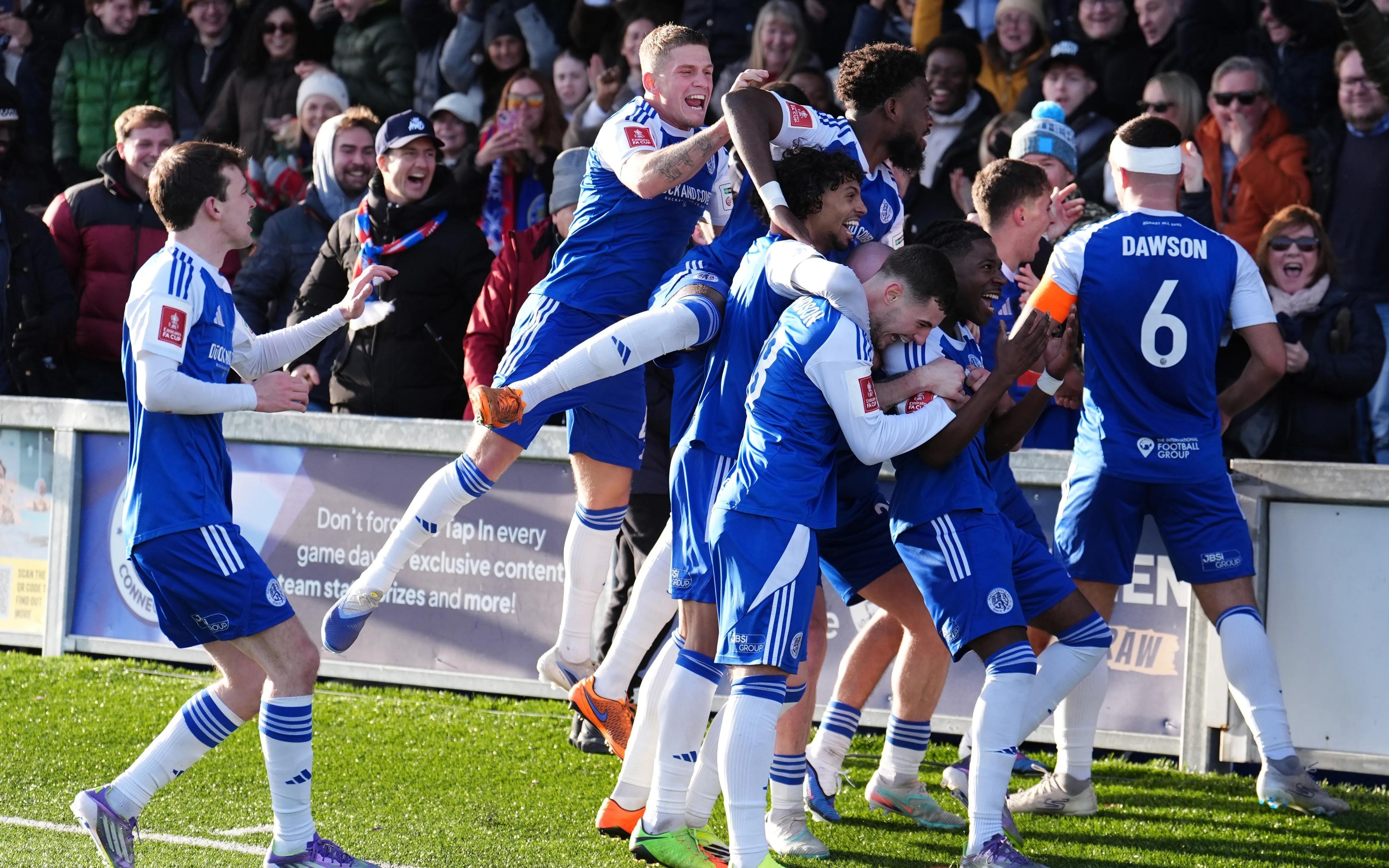 麦克斯菲尔德前身五年前因债务破产