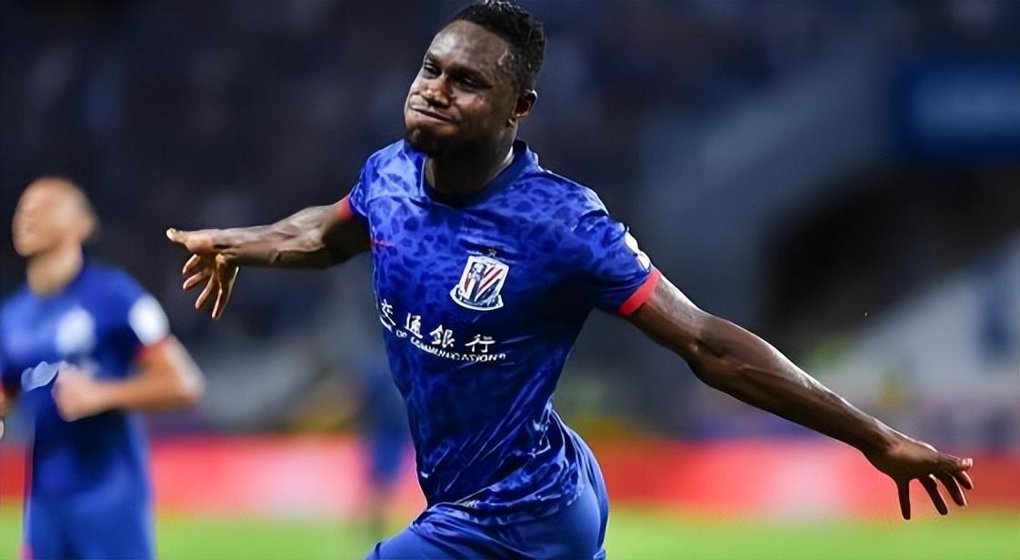 他上赛季还在保级队效力，如今却在冬训迎来逆袭，转会蓉城踢首发