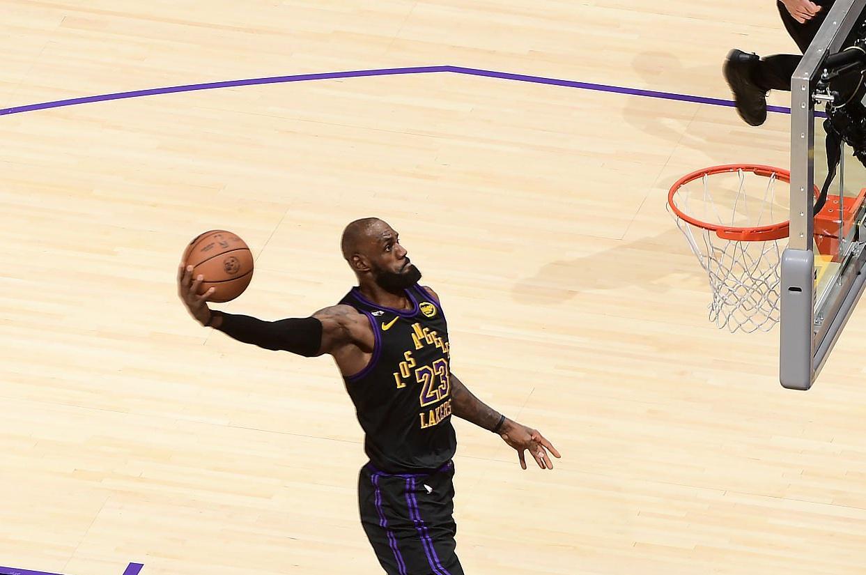 泪目！41岁詹皇轰31+9+10：霸气战斧劈