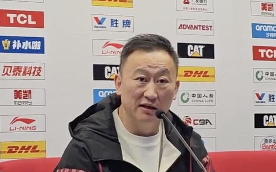 刘维伟：球队内线太缺人米奇一直在坚持，我确实没什么好办法