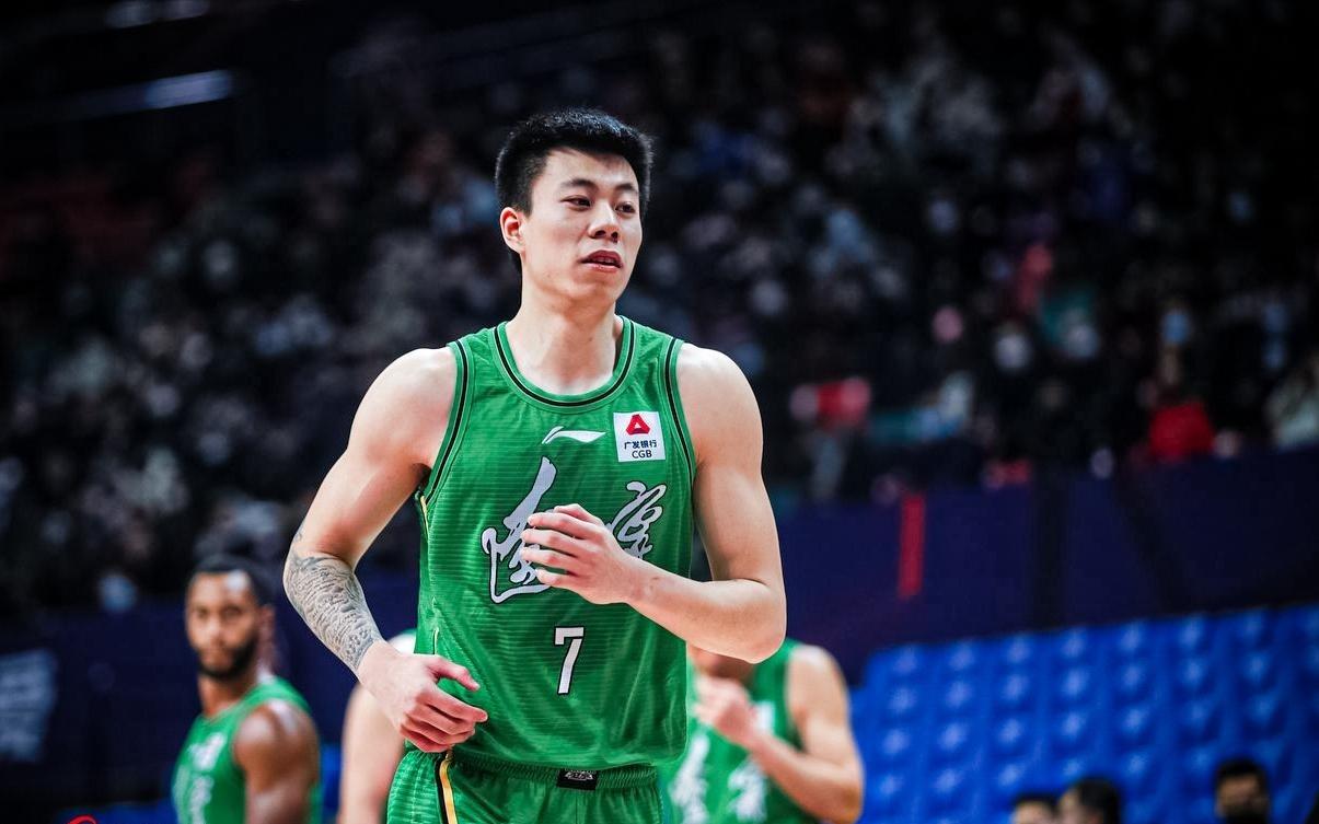 不该回辽篮！25岁前锋又被弃用，场均1.8分，杨鸣重新启用李晓旭