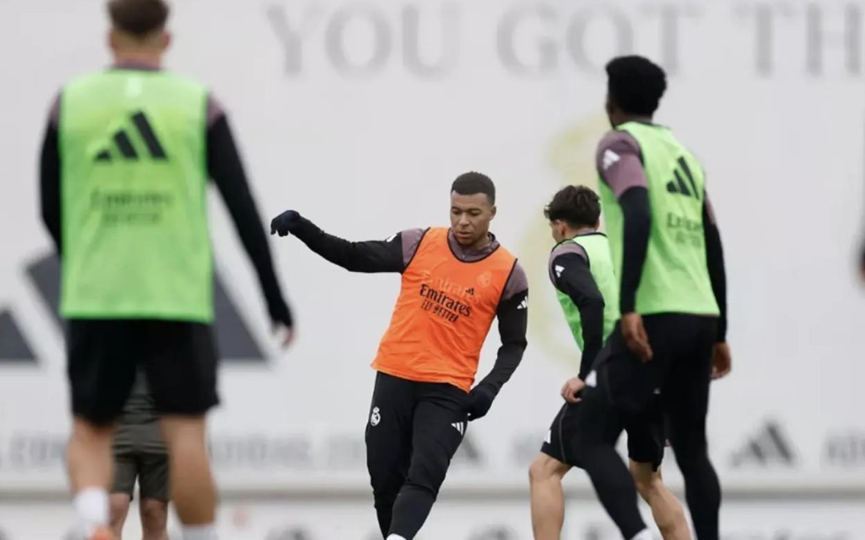 马卡报：姆巴佩在训练中膝盖仍有不适