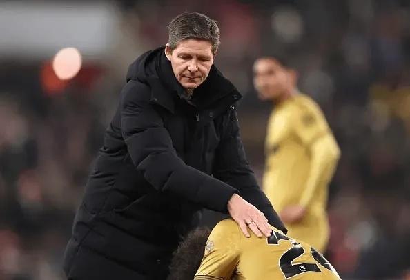 谁抛弃谁水晶宫0换人输球主帅炮轰：只有12人能踢还卖了队长