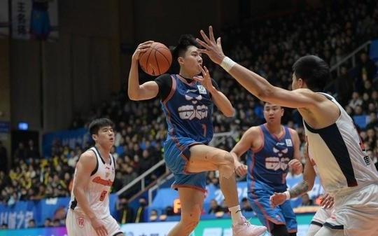 CBA赛场“意外”：两只猫咪闯入捣乱，保安上演爆笑追逐战