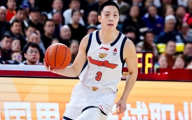 广东大胜四川惊现两点：全明星票王7分4失误，胡明轩超越朱芳雨