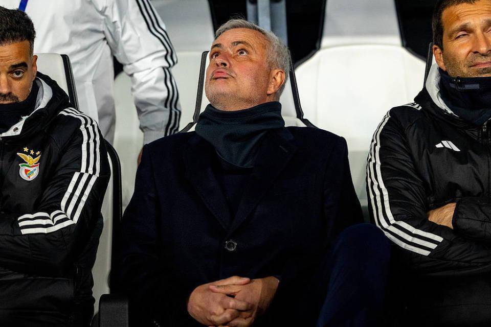 62岁穆帅黯然低头爱将失点+轰16脚输02提前放弃：赢皇马也出局