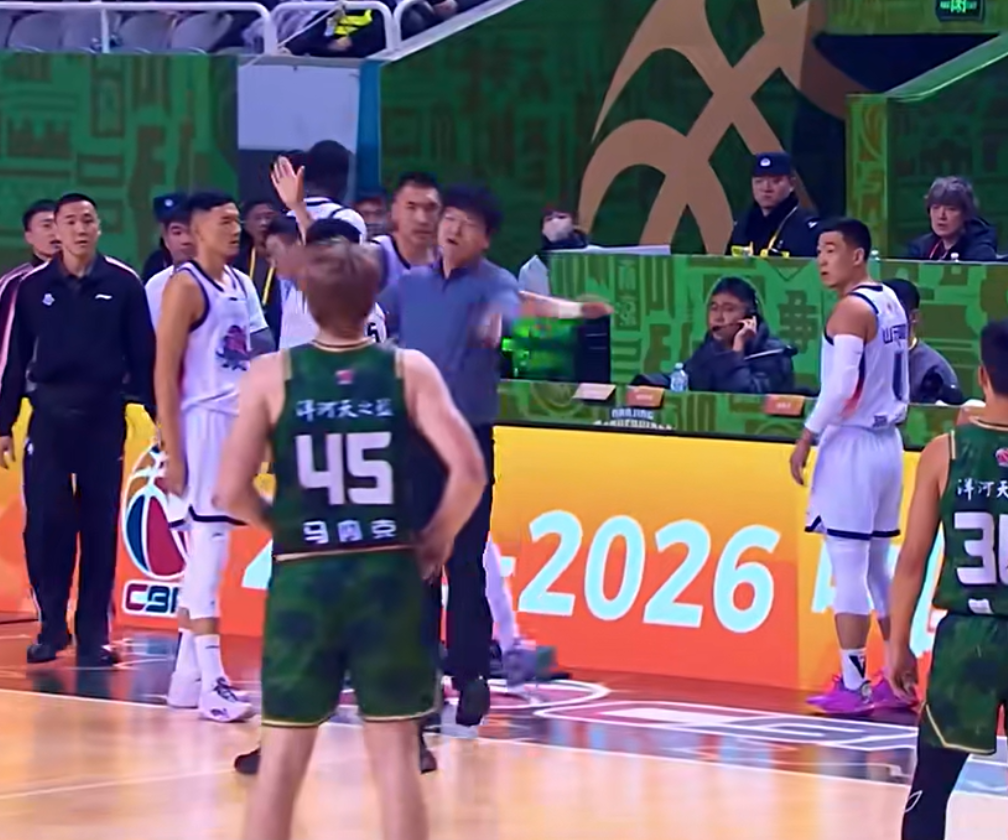 CBA惨烈的比赛！同一队2人被驱逐出场，4人被罚掉