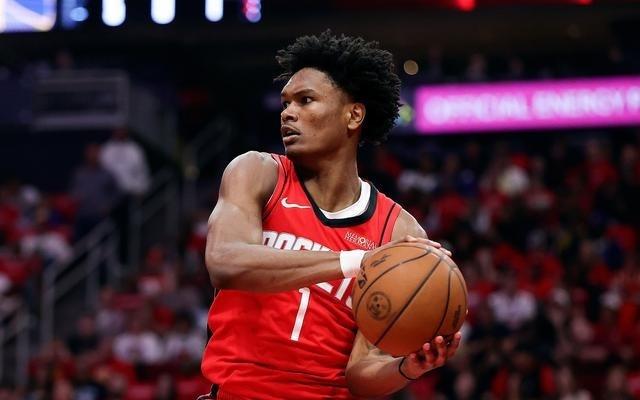 美记：阿门打控卫时火箭每百回合比对手多拿10.7分这方案可行