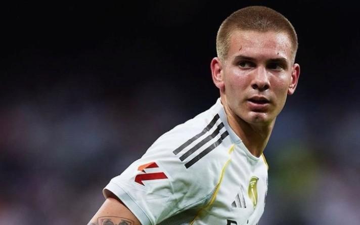 18岁40天，马斯坦托诺成为皇马队史西甲破门第四年轻的球员