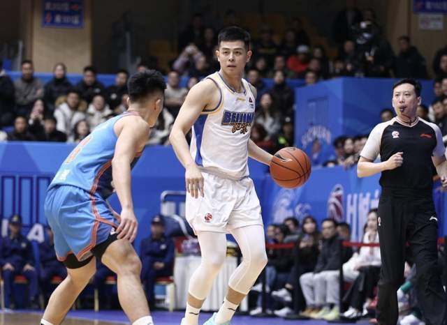 赶紧走人！北京首钢功勋老臣成第一混子，场均2分还拿400万大合同