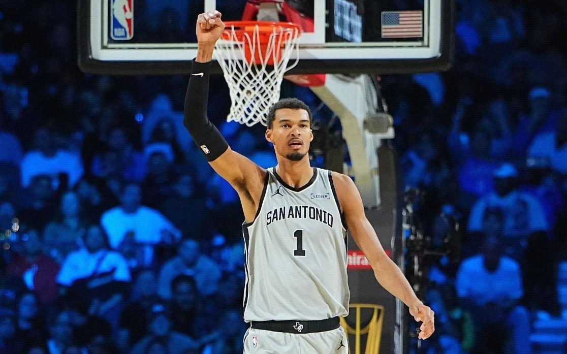 超强统治力，文班复出替补登场20分钟