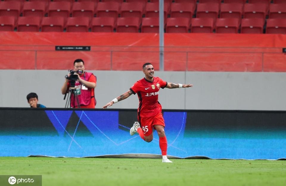 中超：上海海港42战胜玉昆暂登榜首，刘若钒2球+莱昂纳多破门