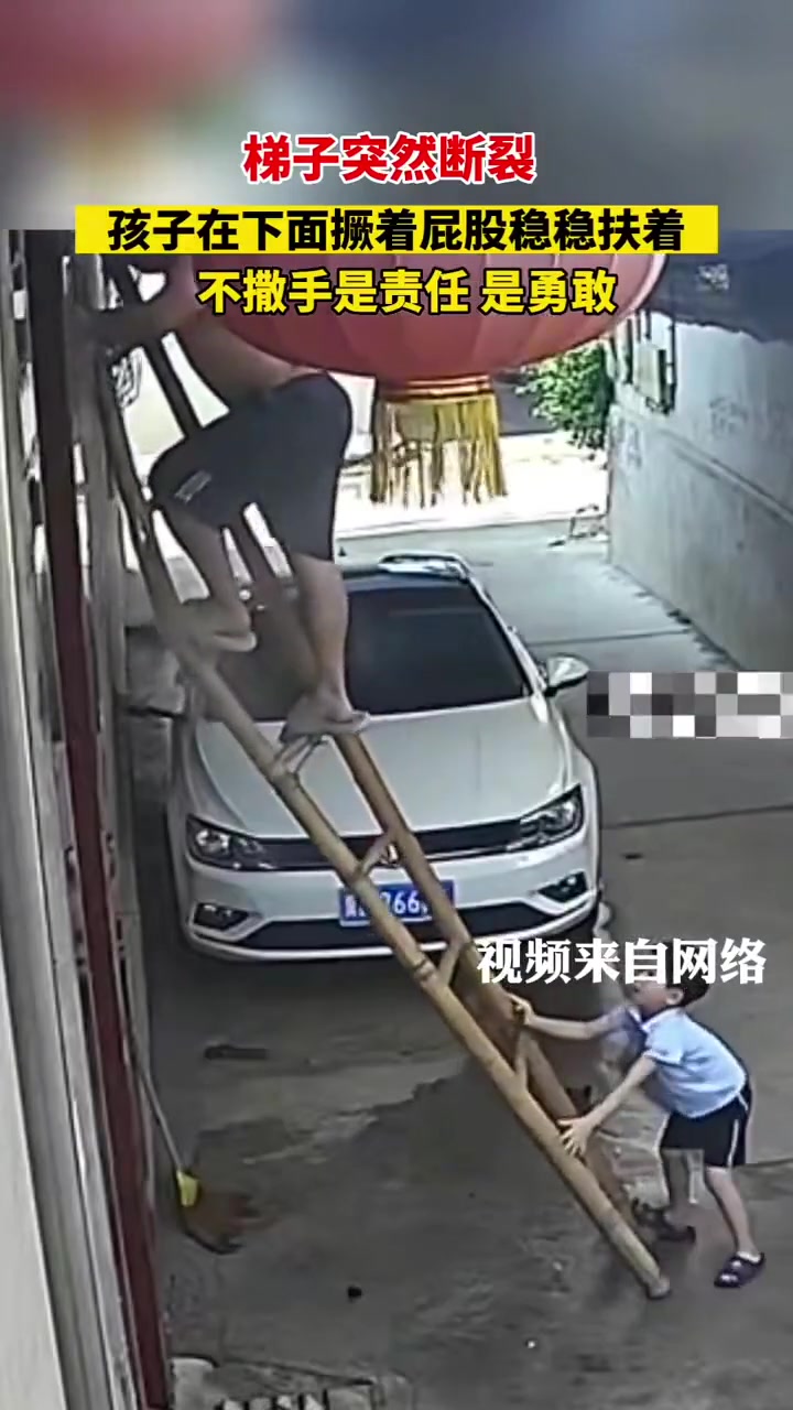 比起害怕，他更怕自己的爸爸摔伤吧！