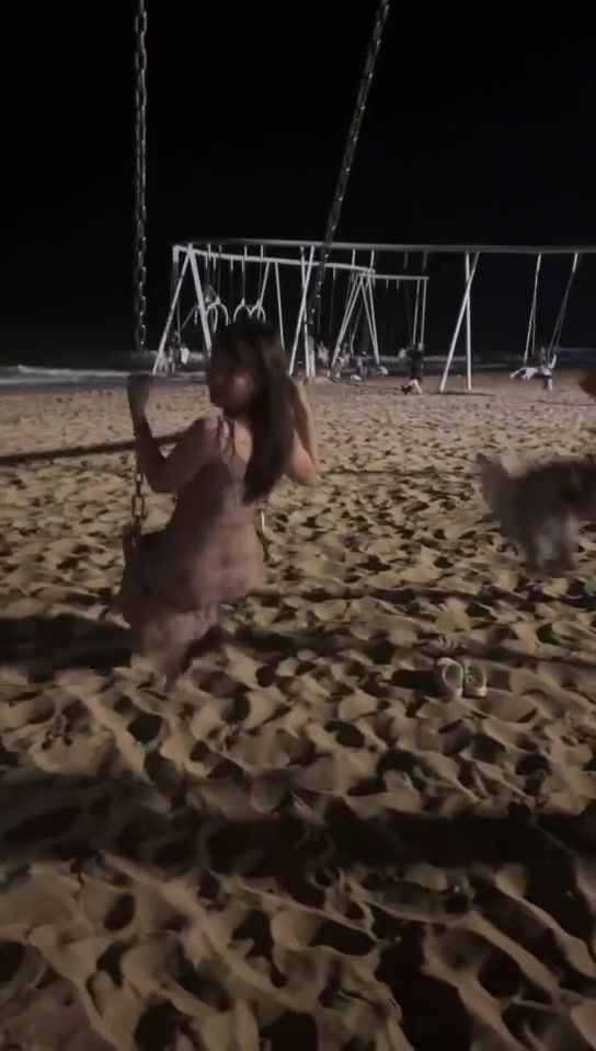 美女这个腰臀比，天生的嘛？？