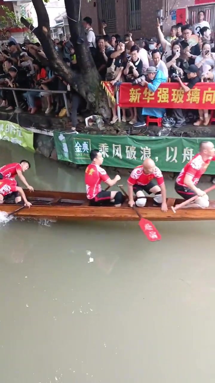 人掉了是龙舟比赛的计谋吗？给船减负