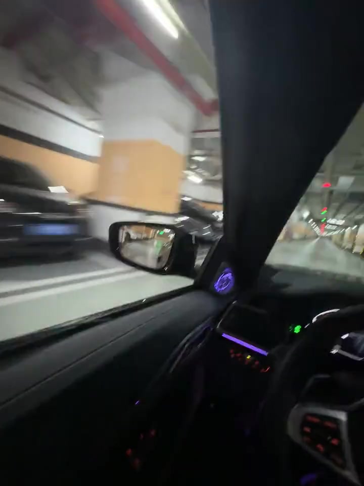 地下车库开这么快！是等着鬼探头教你做人吗？