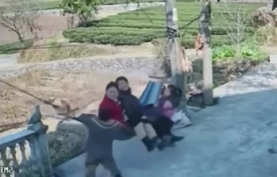 这么大了还不懂事，看把孩子吓得。