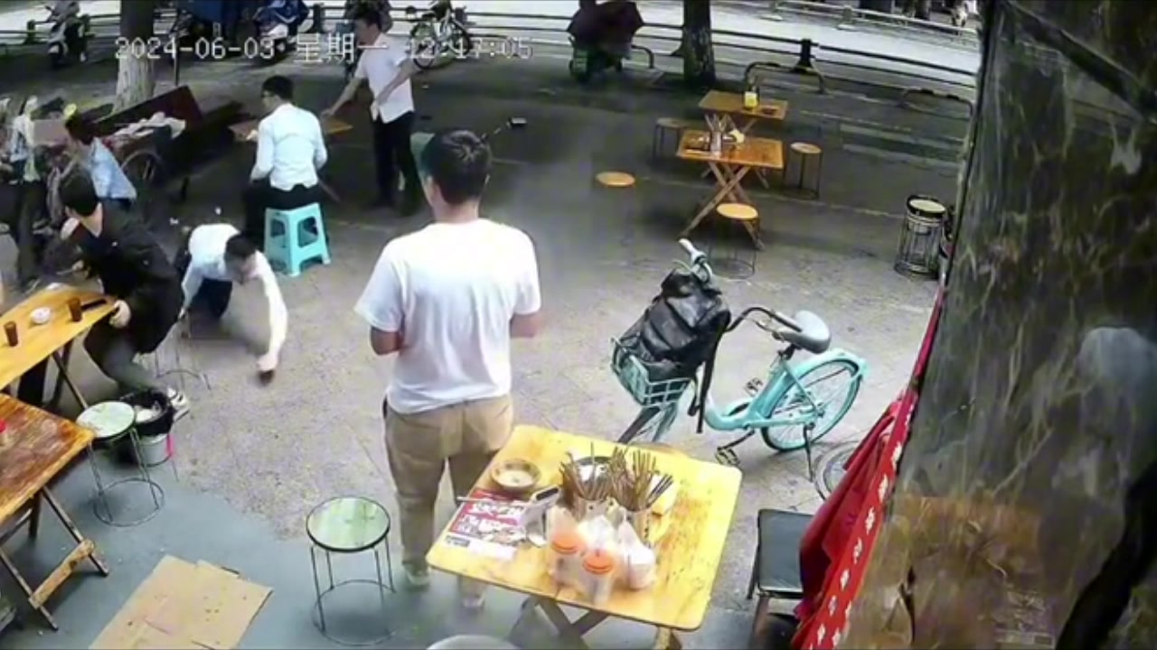 被撞的男子好可怜！大爷三轮车突然失控，现场一片混乱