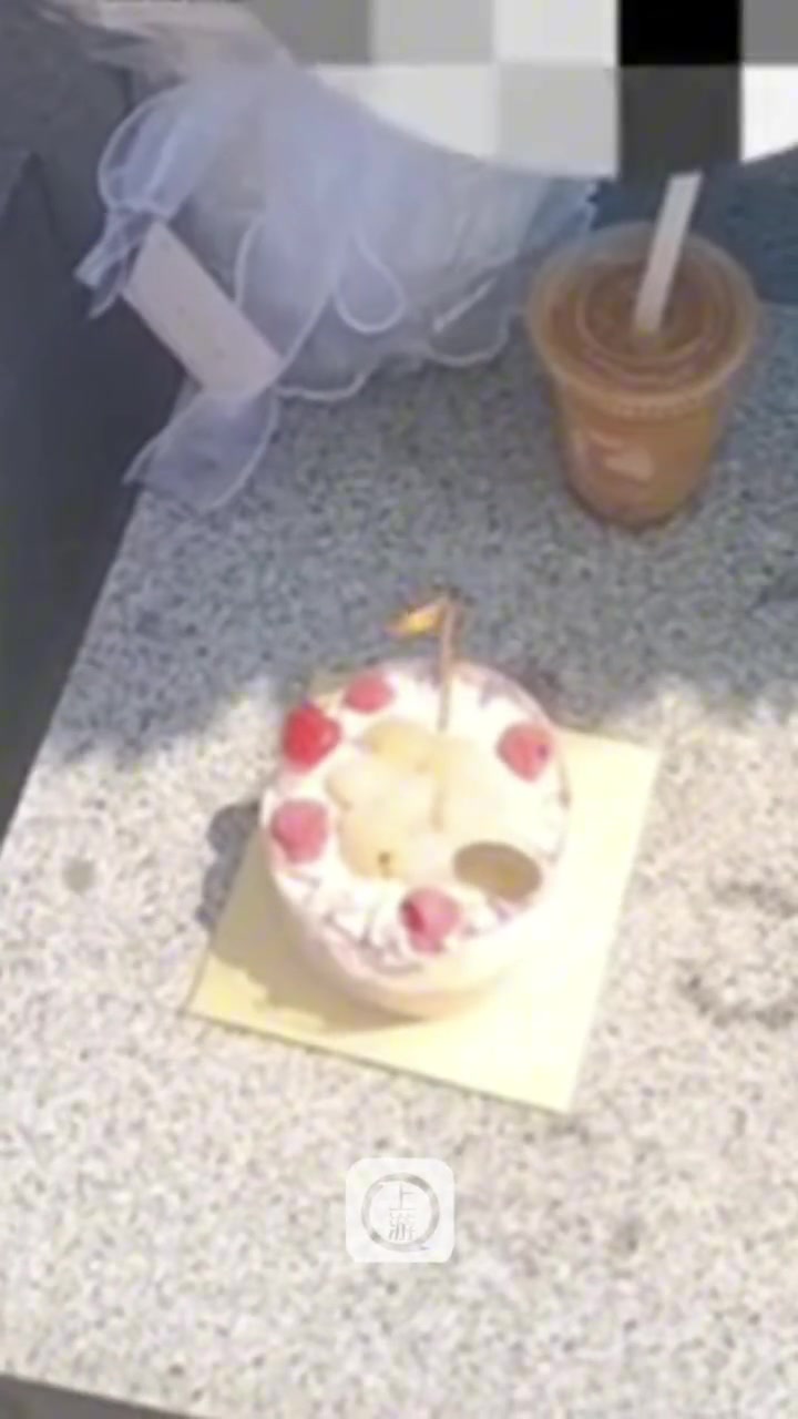 网友带蛋糕去看望已故10年的朋友