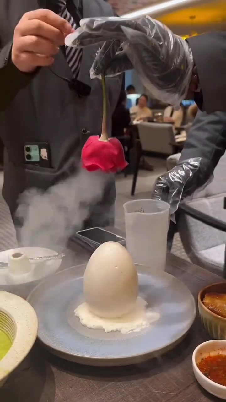 等等！是不是有小强爬过去了