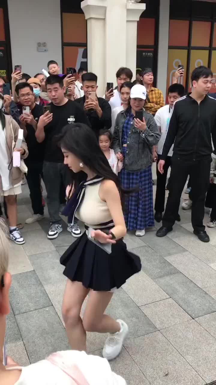 主角是你！身后大哥拍冯提莫热舞时，嘴角疯狂上扬