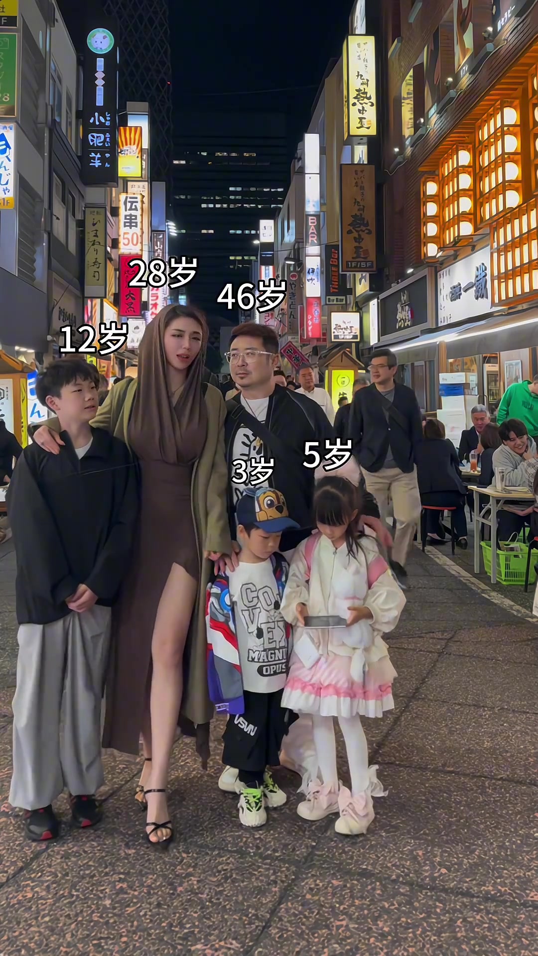 46岁大哥和28岁的老婆...家庭和睦~