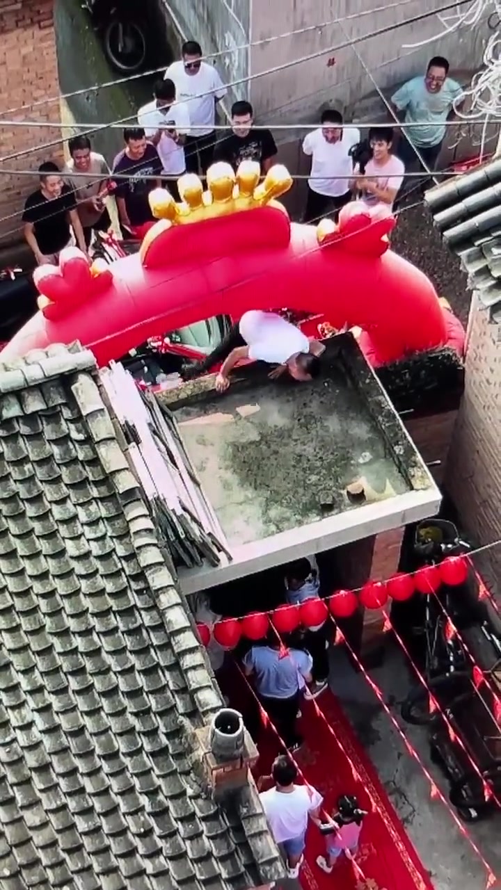这婚还结的了吗？接亲把老丈人家房子都踩塌了