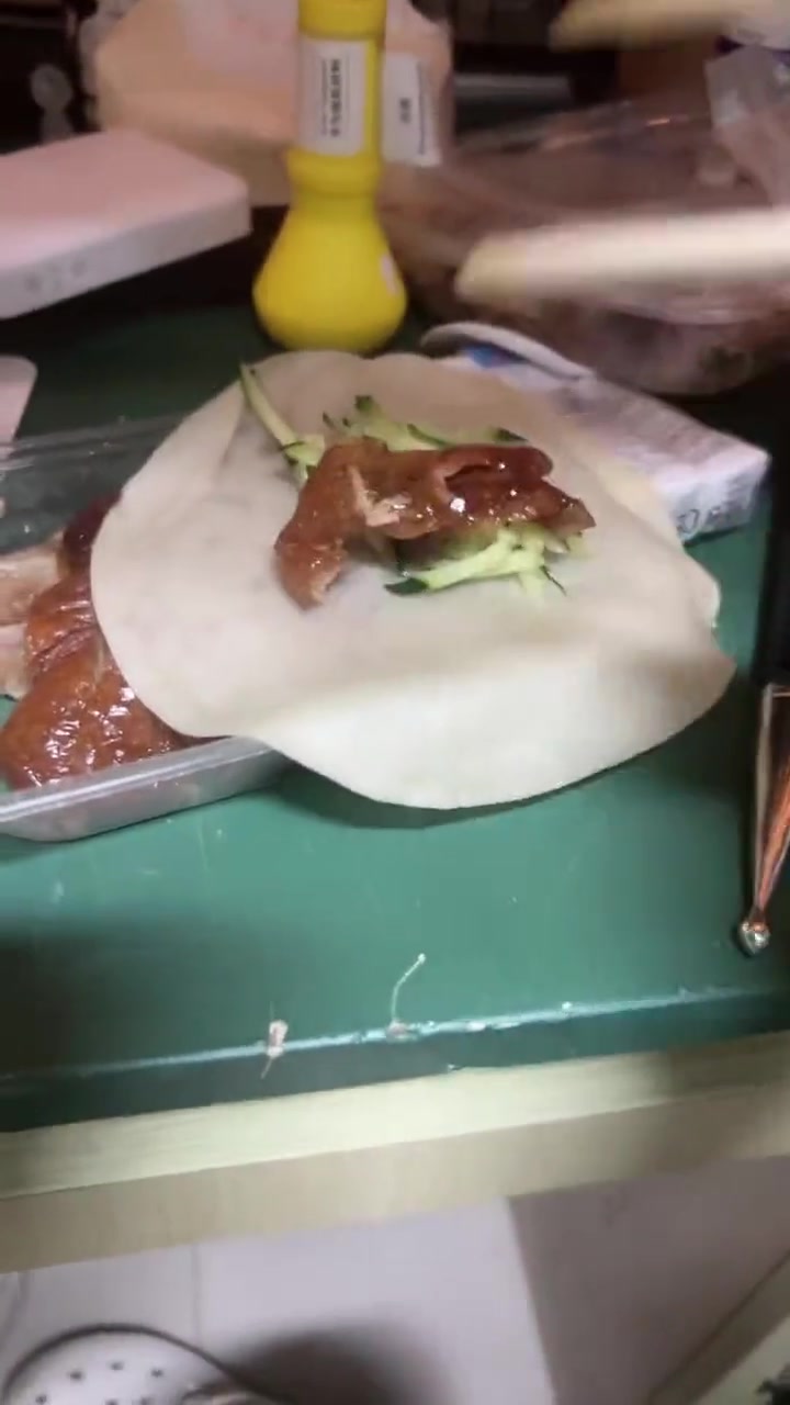 见过吃烤鸭的，没见过这样吃烤鸭的