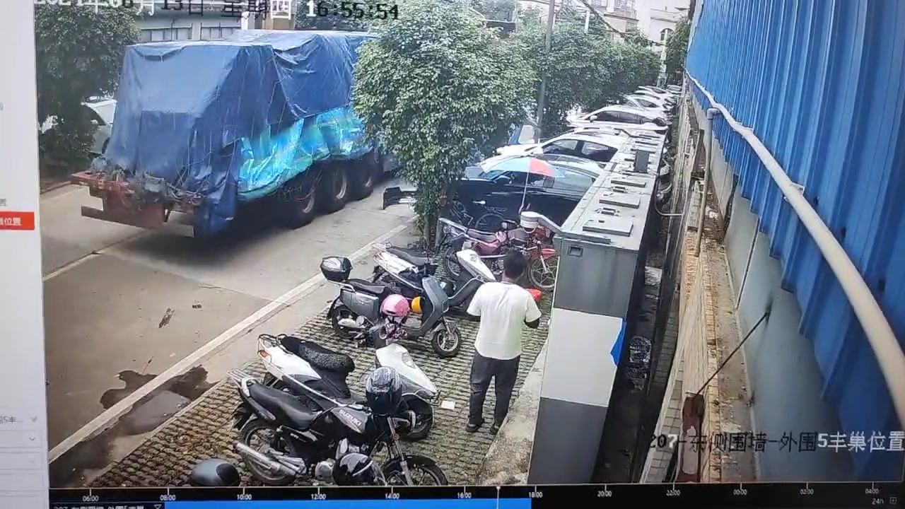 快递员 : 我刚买的新车…