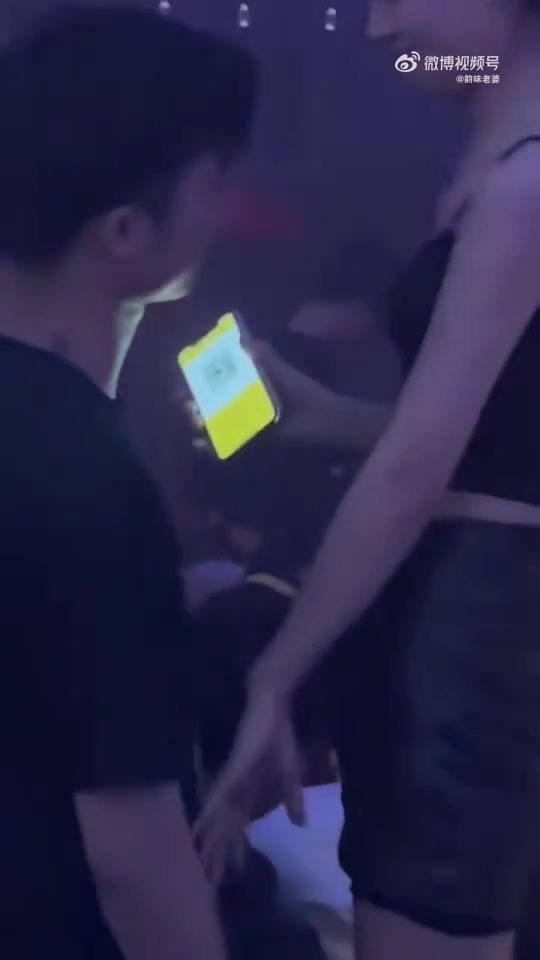 女子是在找小伙要钱吗？？