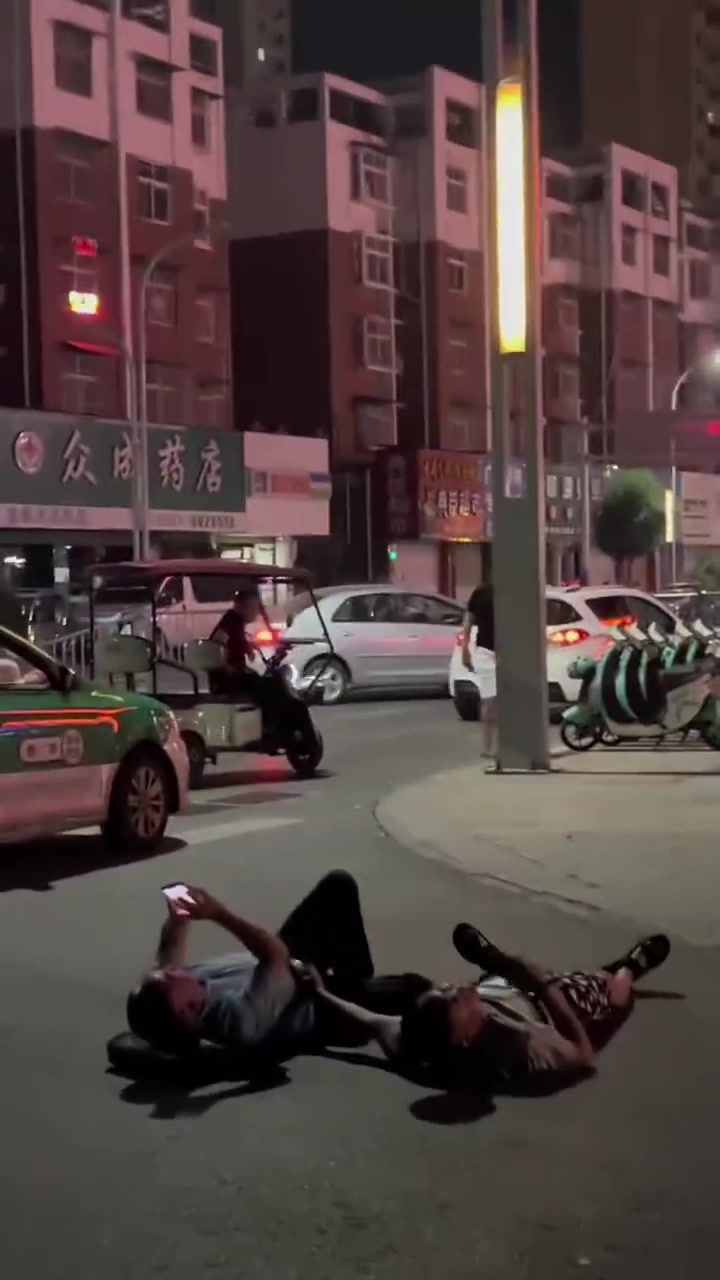 躺着舒服？俩大爷躺在地上吵架