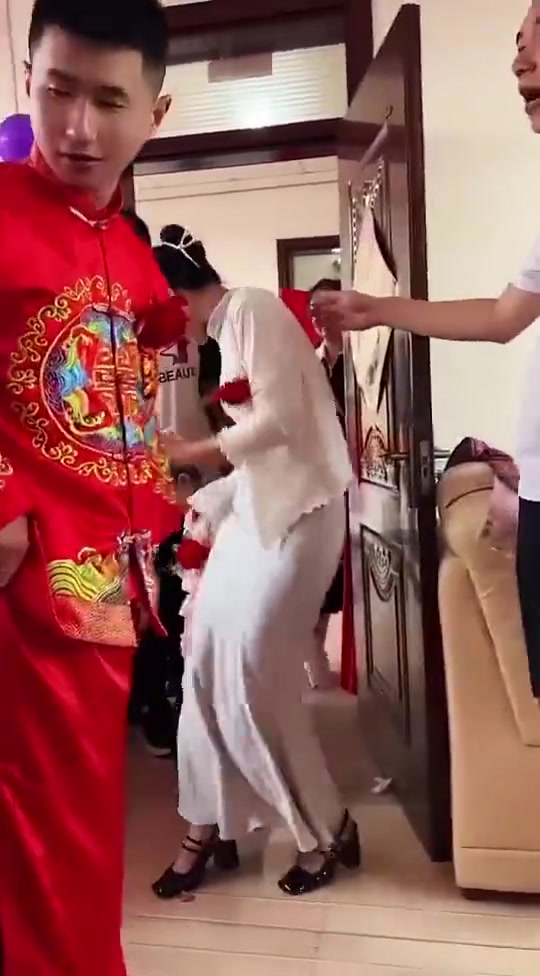 伴郎怎么对伴娘动手动脚的