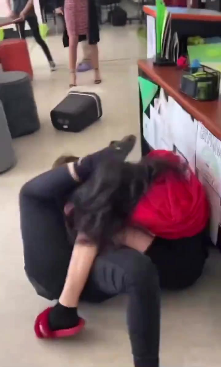 什么仇什么怨啊！妹子打架竟然这么狠