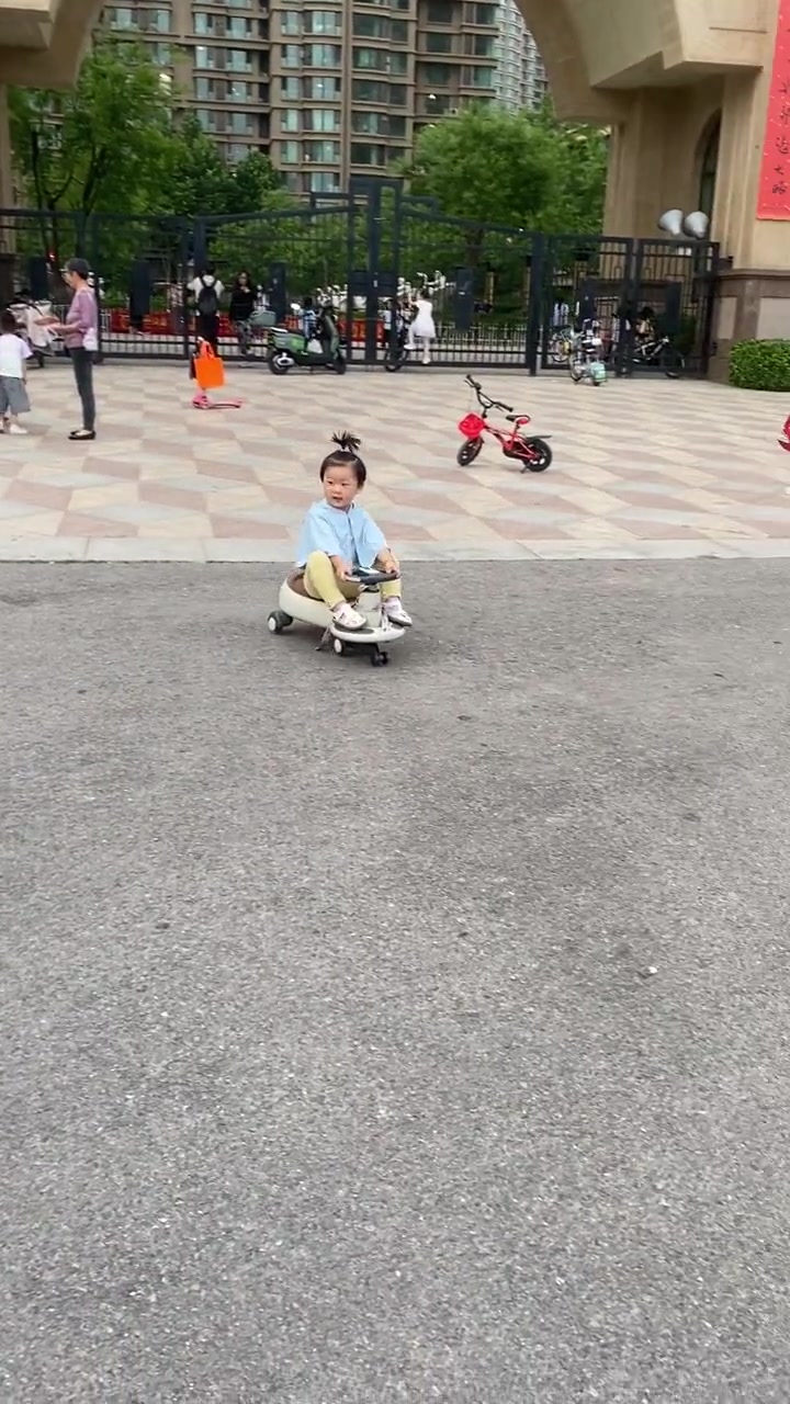 被吓得不轻啊！非得要撞了才冲过去吗？