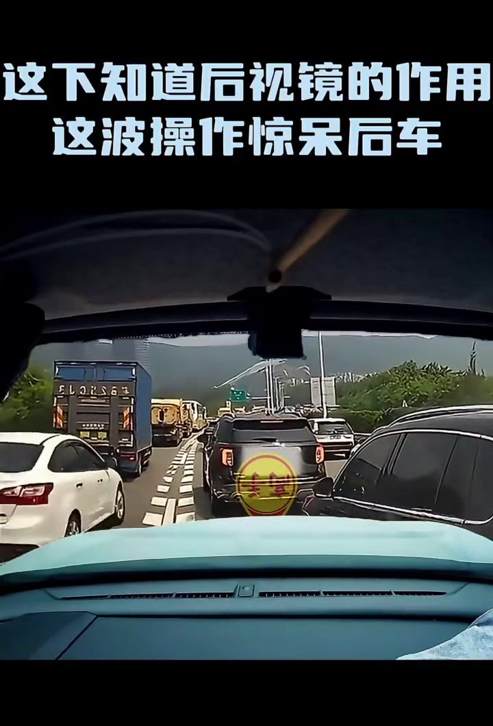 惊险刺激！小车直接被大车往前撞了老远
