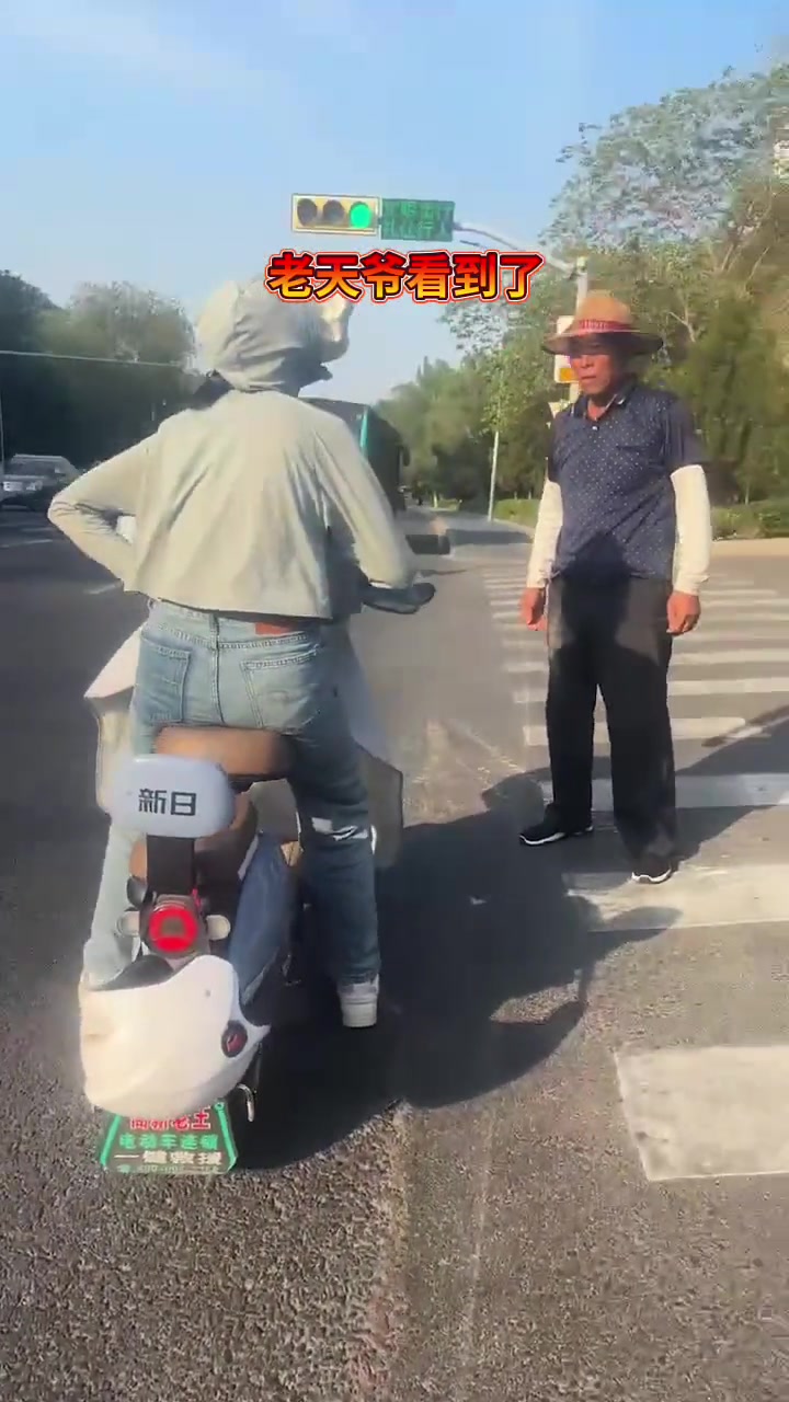 把人撞倒骑车想跑，结果报应来的太快