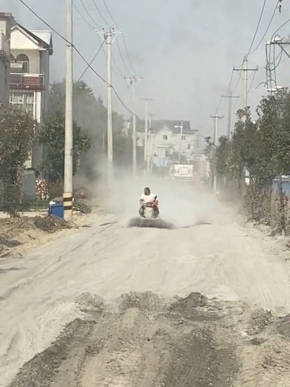 土路扬尘如雾起，哥们驰电踏云移。