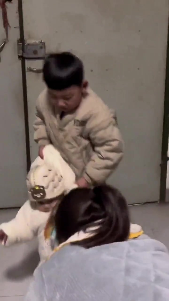 本来是拉扯，现在好了自己硬找了一顿打
