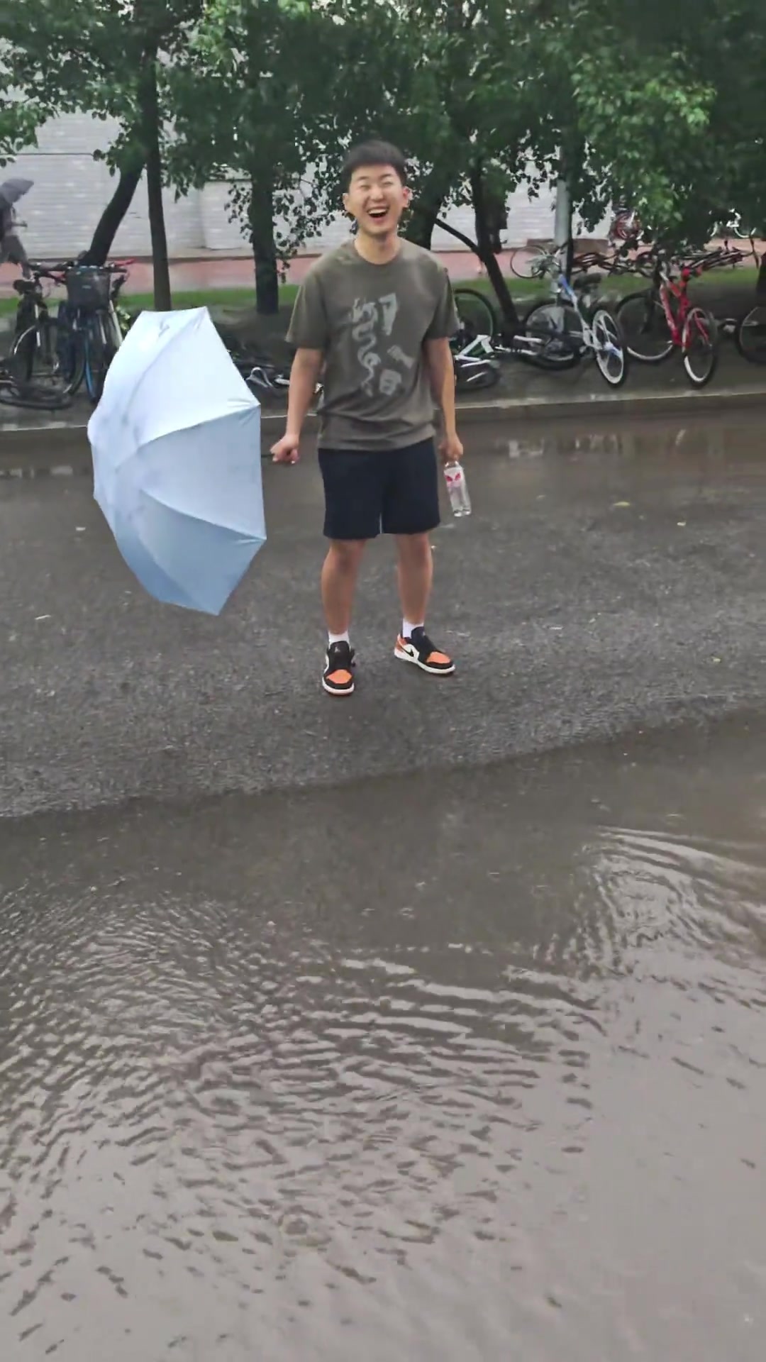 伞：为你顶天就算了，还要为你立地？