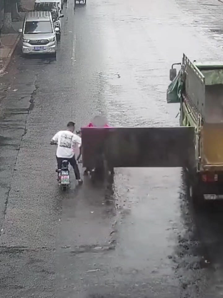 真把马路当自家客厅了！这次事故是谁的责任？