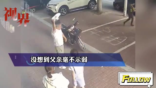 女儿给父亲展示腿功，没想到父亲毫不示弱