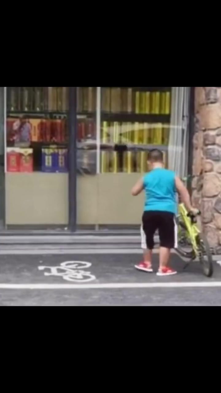 走开’臭小子’你压我自行车了