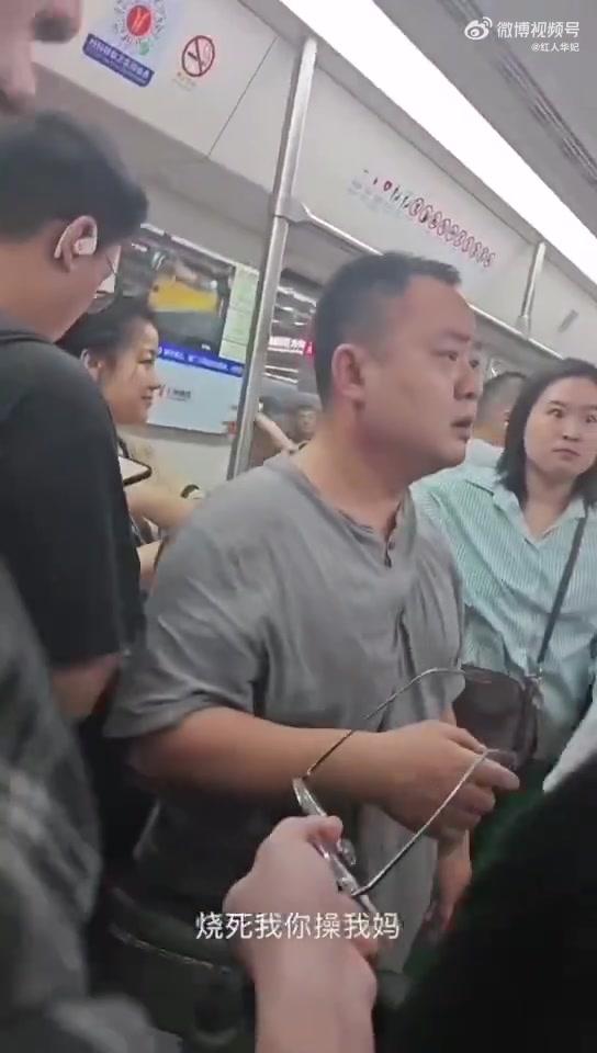 小伙子太不冷静了！一个大逼斗下去世界都安静了