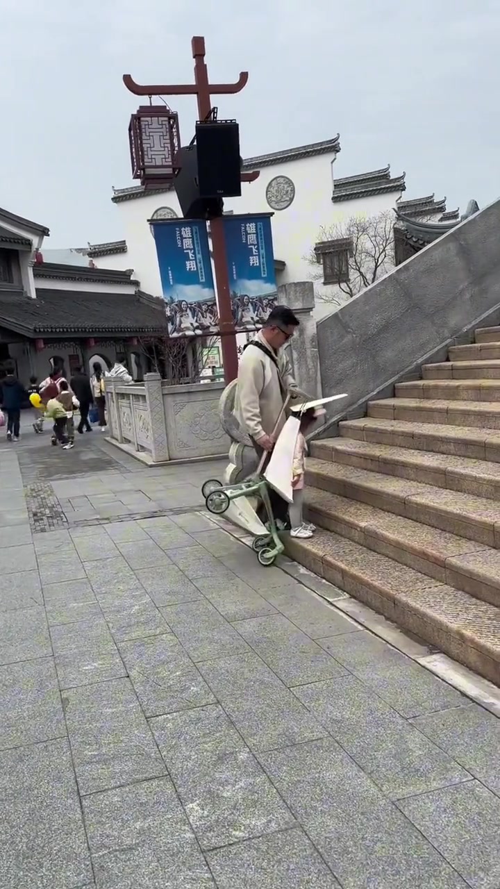 坐一天婴儿车下来累够呛