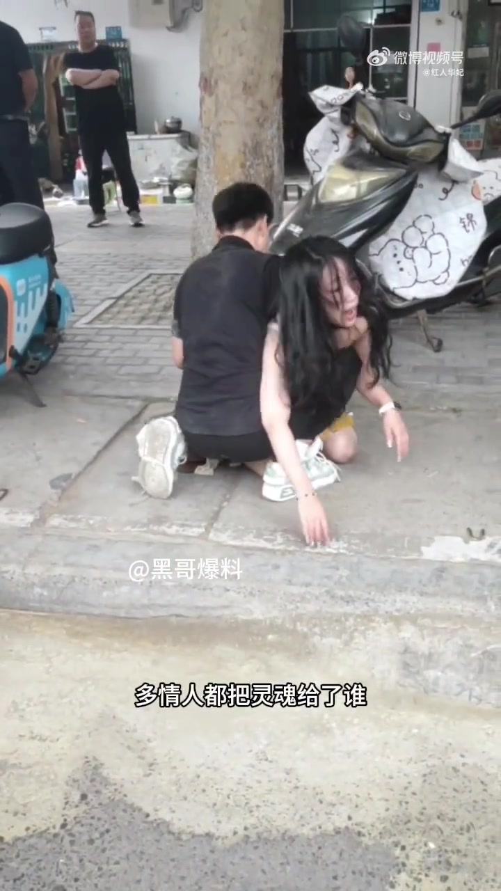 男子纠缠女子，直到女人崩溃，这该有多么无助！！
