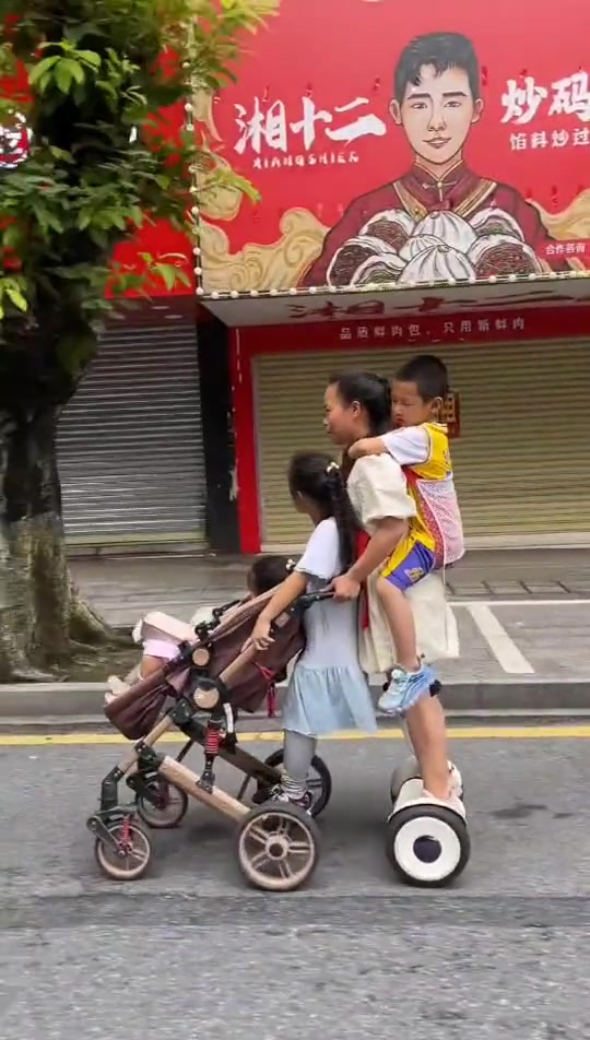 家长心真大！虽然有6个轮子着地，但看着还是很危险啊